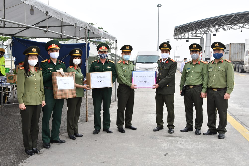 Thượng tá Lê Trung Sơn – Phó Giám đốc CATP cùng đoàn công tác thăm, tặng quà tại Chốt số 6